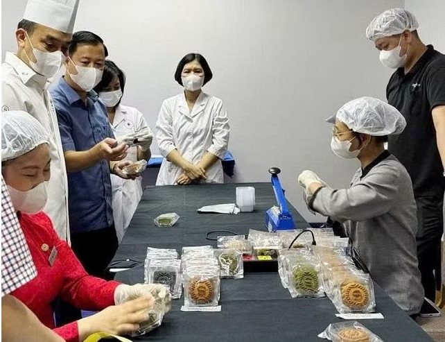 Siết chặt quản lý an toàn thực phẩm, xử lý nghiêm bánh Trung thu kém chất lượng 9 Đoàn kiểm tra của Chi cục An toàn vệ sinh thực phẩm thành phố Hà Nội kiểm tra quy trình sản xuất bánh trung thu - Người Tiên Phong