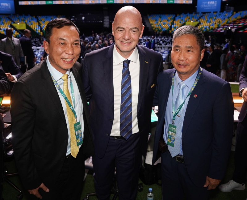 Chủ tịch FIFA Gianni Infantino có mặt tại Hà Nội chụp ảnh cùng đại diện bóng đá Việt Nam cùng Thái Lan- Người Tiên Phong
