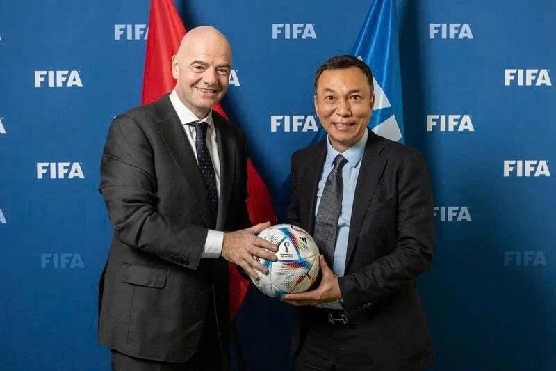 Chủ tịch FIFA Gianni Infantino có mặt tại Hà Nội chụp ảnh cùng đại diện bóng đá Việt Nam - Người Tiên Phong