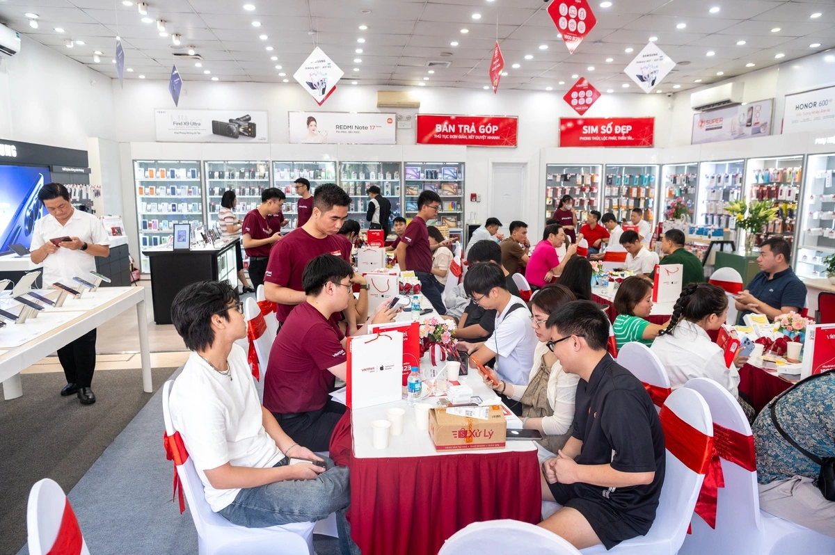 Hàng nghìn người xếp hàng nhận iPhone 18 Pro tại Việt Nam 12 Hàng nghìn người xếp hàng nhận iPhone 18 Pro tại Việt Nam - Người Tiên Phong