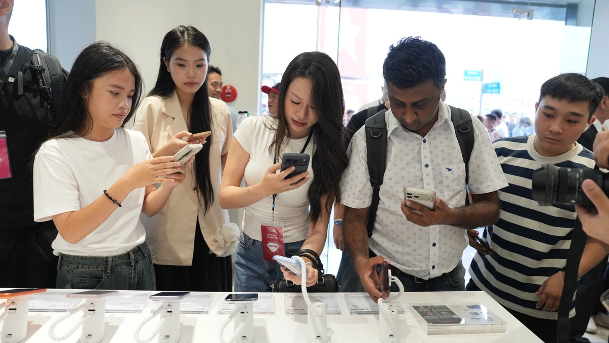 Hàng nghìn người xếp hàng nhận iPhone 18 Pro tại Việt Nam 11 Apple Store Việt Nam mở bán sớm Iphone 18 và Iphone Duo