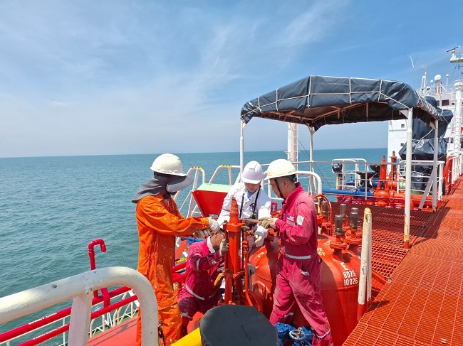 Lịch Sử Hình Thành Vận Tải Sản Phẩm Khí Quốc Tế 2007 Và Quá Trình Phát Triển: Hành Trình Bứt Phá Ngành Vận Tải Năng Lượng Biển 13 Đội ngũ thuyền viên trên tàu gas shipping- Người Tiên Phong